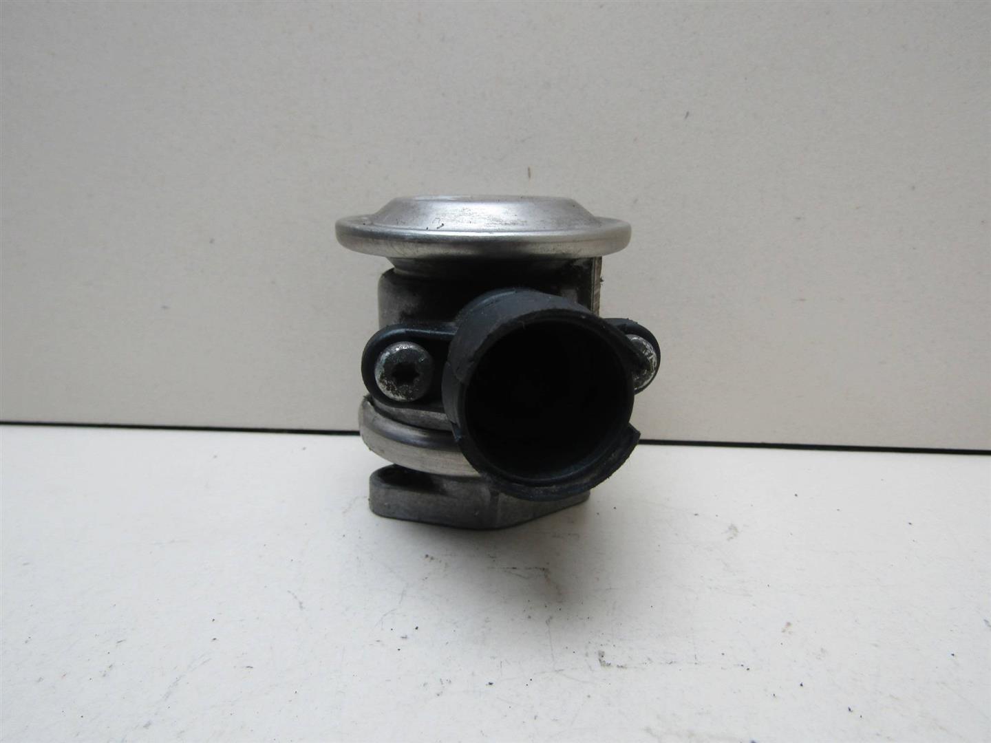 Клапан рециркуляции выхлопных газов VW Passat (B5) 1996-2000 021131101E