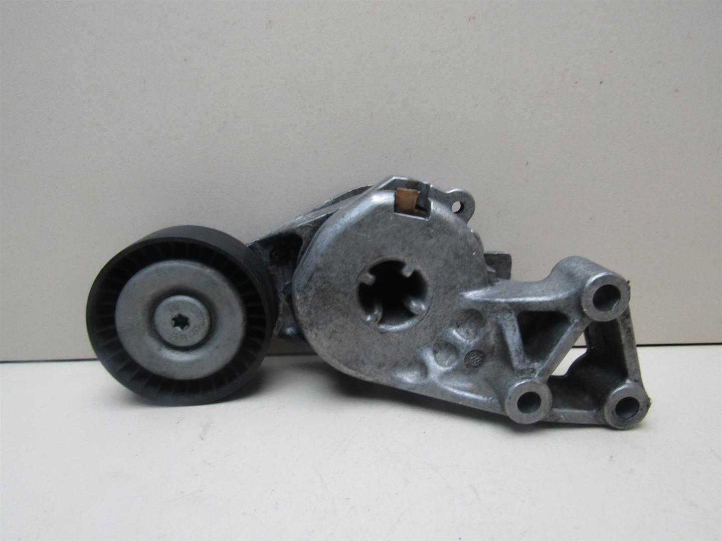 Ролик руч.ремня с кронштейном VW Golf IV \Bora 1997-2005 06A903315E