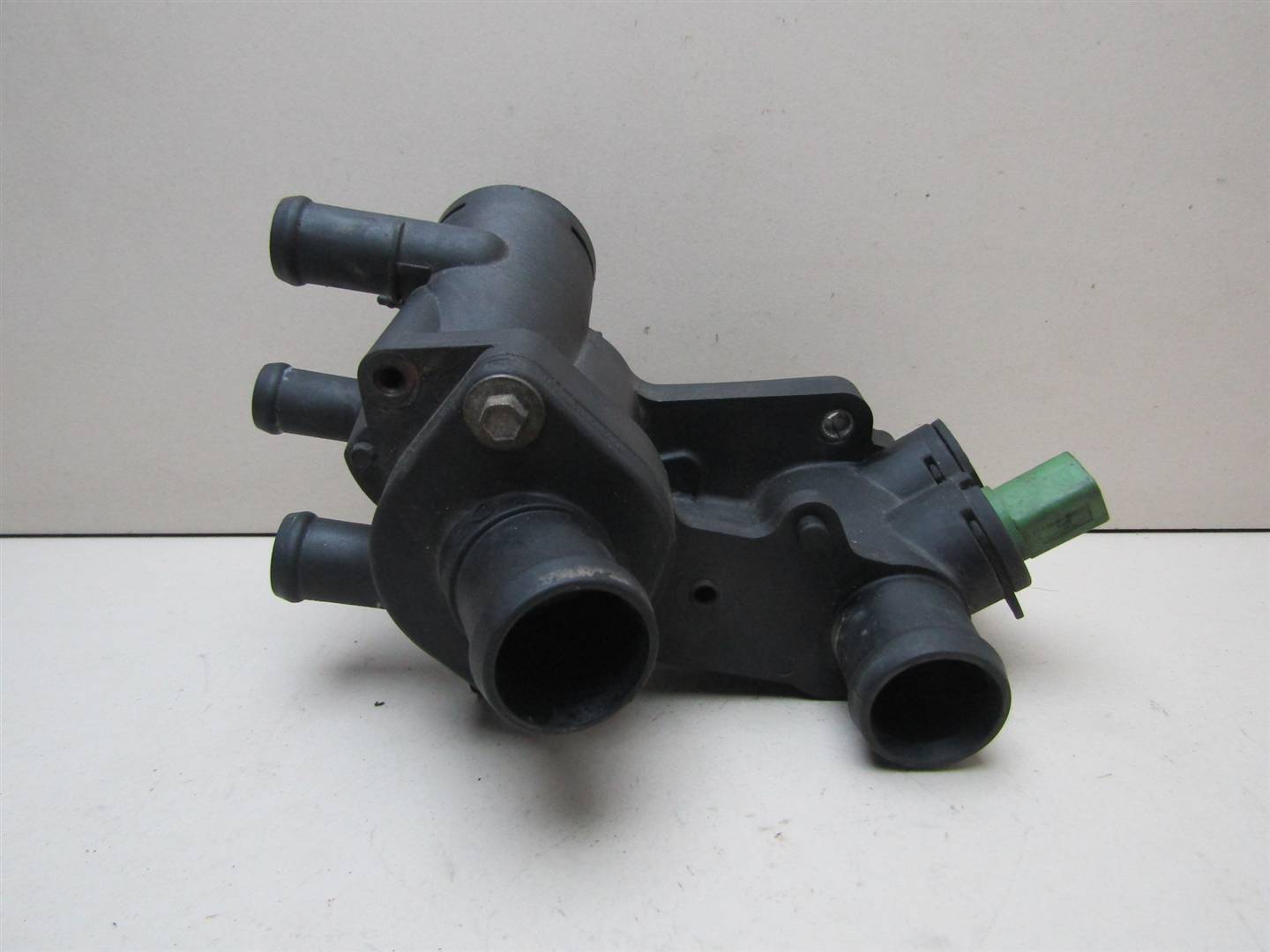 Корпус термостата VW Golf IV \Bora 1997-2005 032121111AE