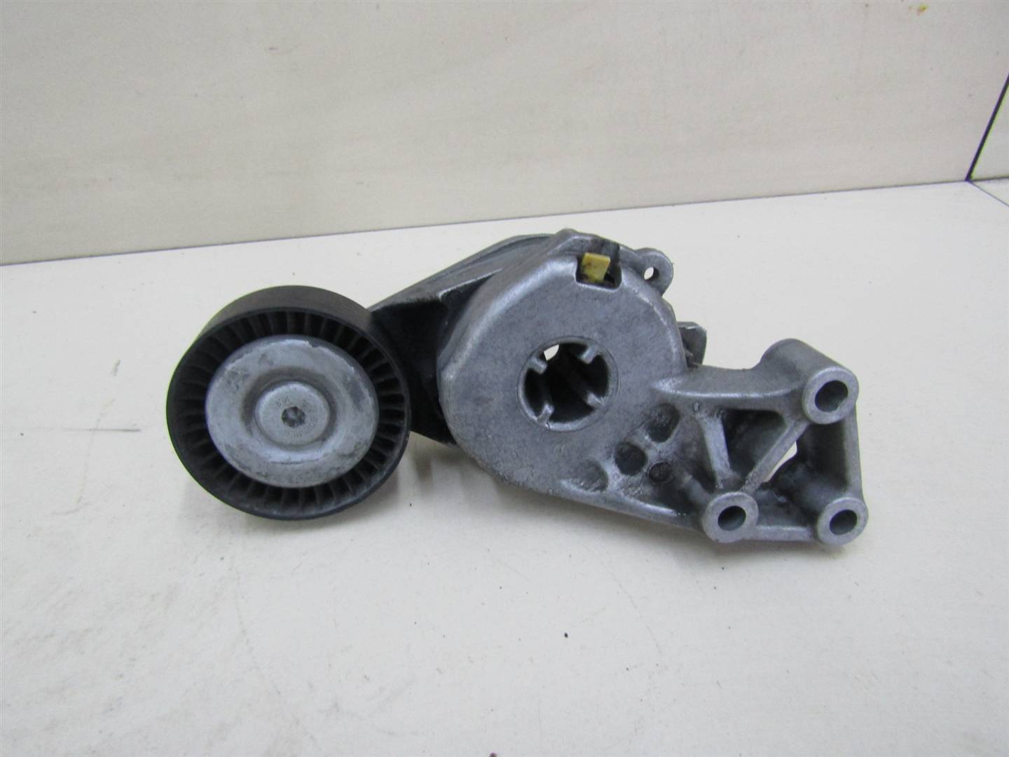 Ролик руч.ремня с кронштейном VW Golf IV \Bora 1997-2005 06A903315E