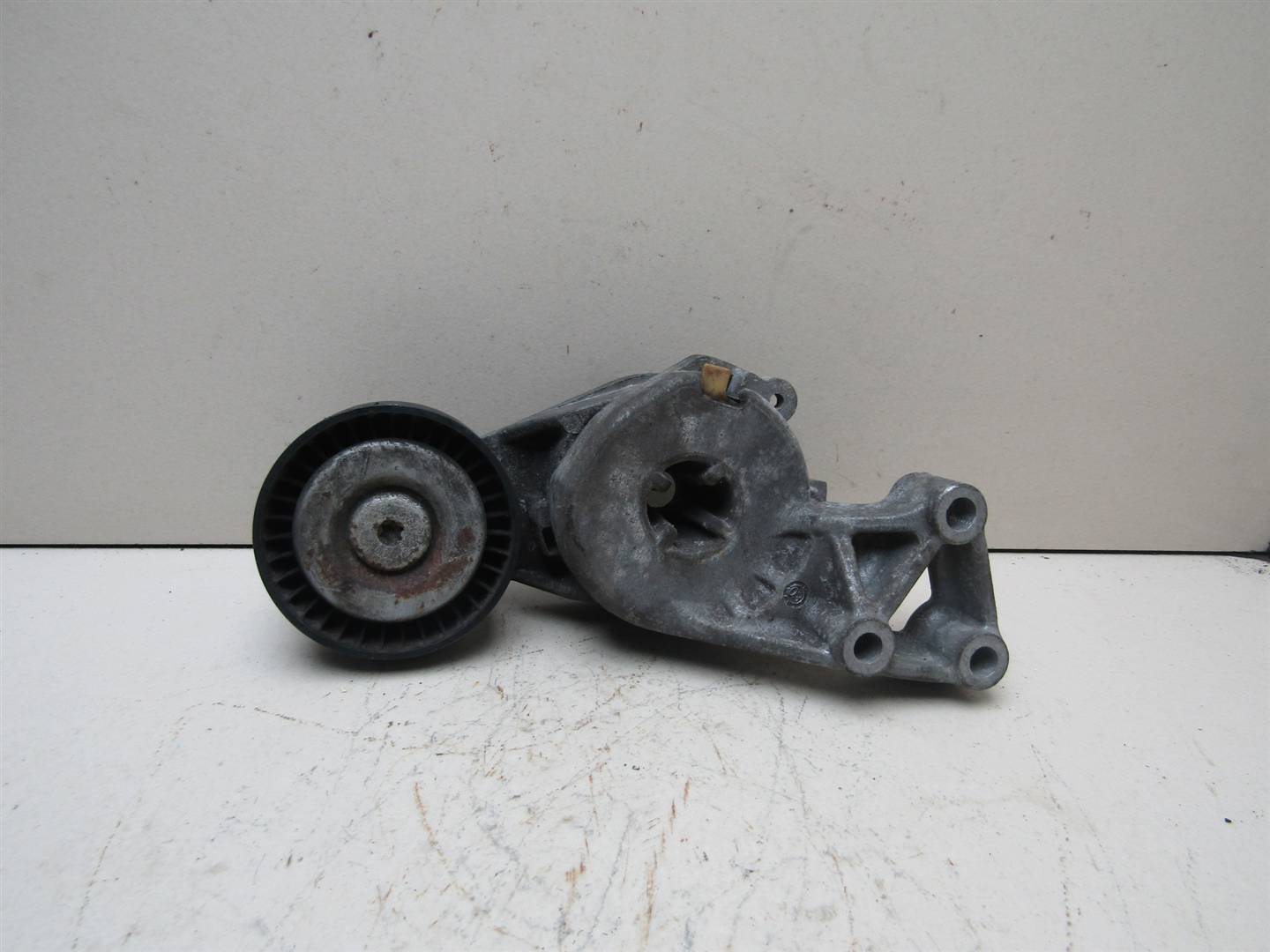 Ролик руч.ремня с кронштейном VW Golf IV \Bora 1997-2005 06A903315E