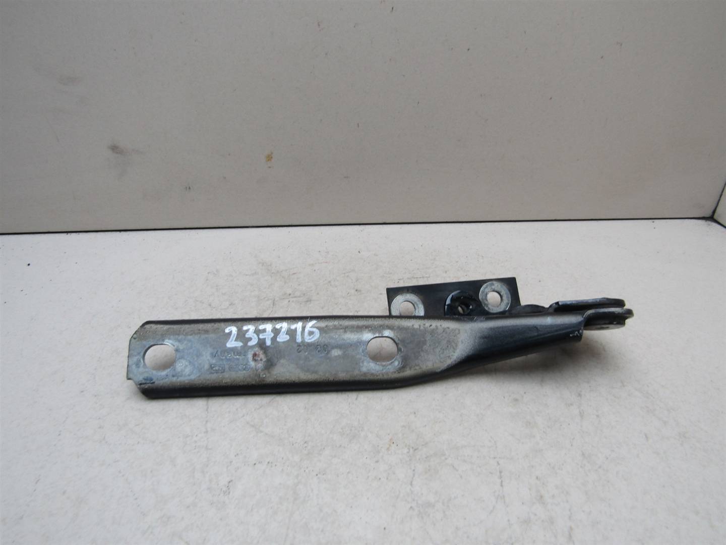 Петля капота правая VW Passat (B5+) 2000-2005 3B0823302A