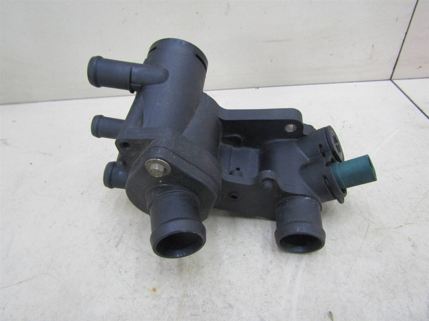 Корпус термостата VW Golf IV \Bora 1997-2005 032121111BA
